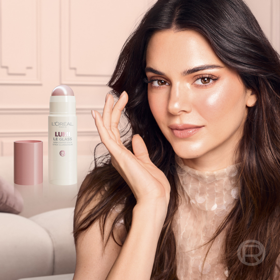 L'Oréal Glass Glow Stick - Natural glowy skin in just one swipe